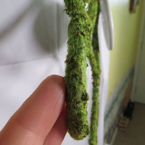 Green Botanical Wreath with "Family" Ceramic Plaque Faux Moss Thick Metal - Picture 5 of 12